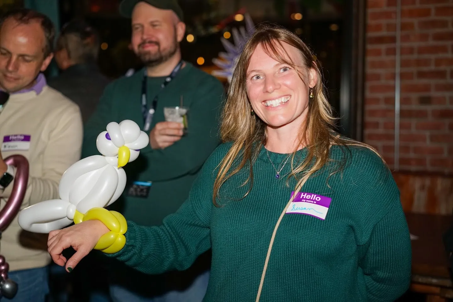 Guest showing a white and yellow balloon bird